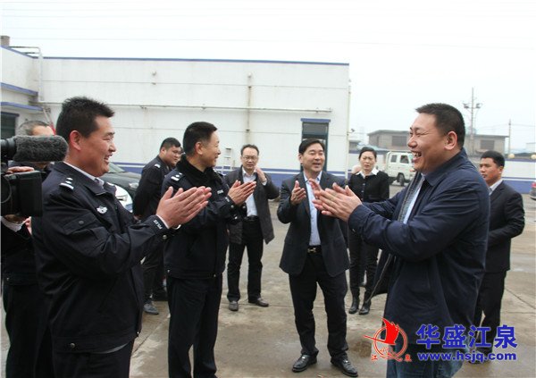 党委 集团领导慰问社区军属、退休职工及驻地干警