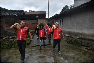 说明: 7-中金珠宝及芙蓉珠宝一行人,集体走访慰问沙湾村贫困户2.JPG